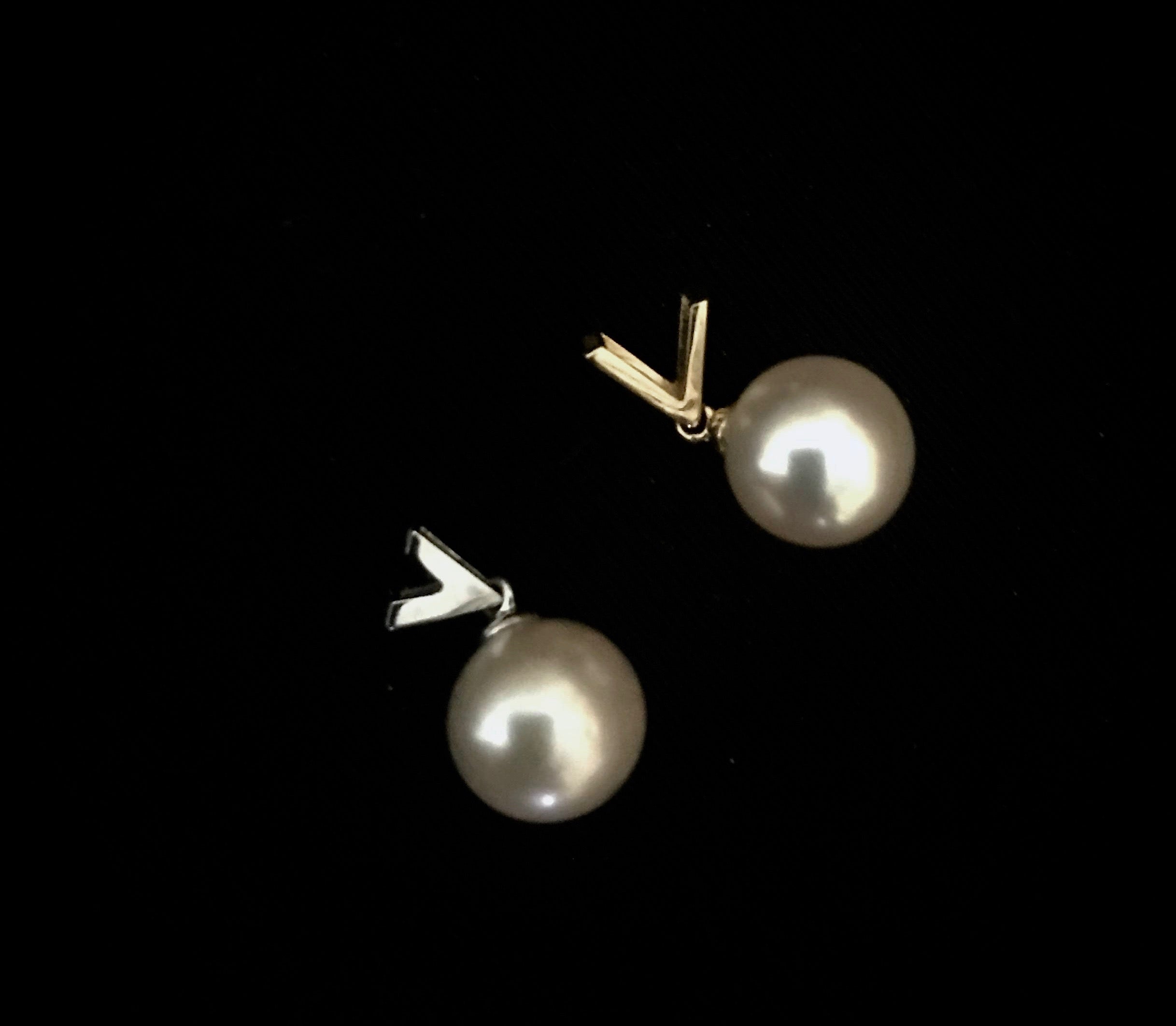 Akoya Pearl 18kt Gold Victory Pendant