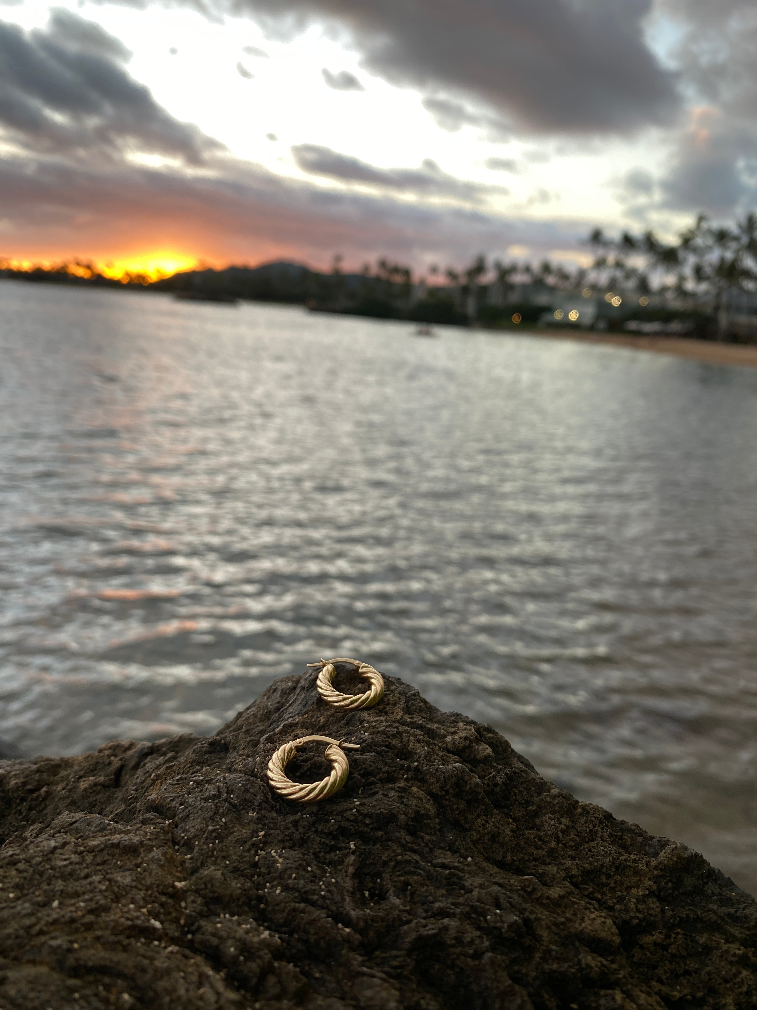 Twist Solid 14kt Gold Hoops