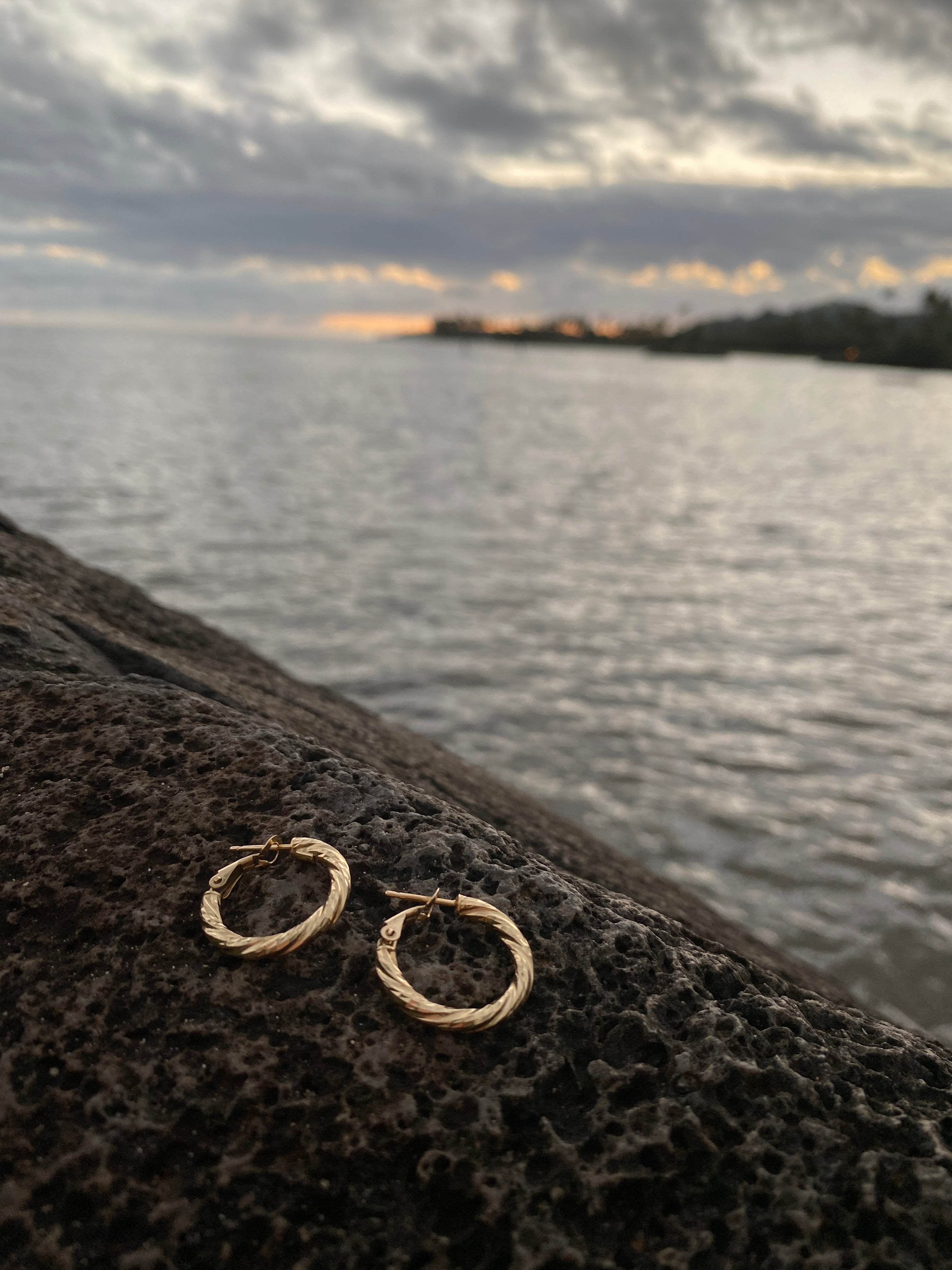 Twist Solid 14kt Gold Hoops