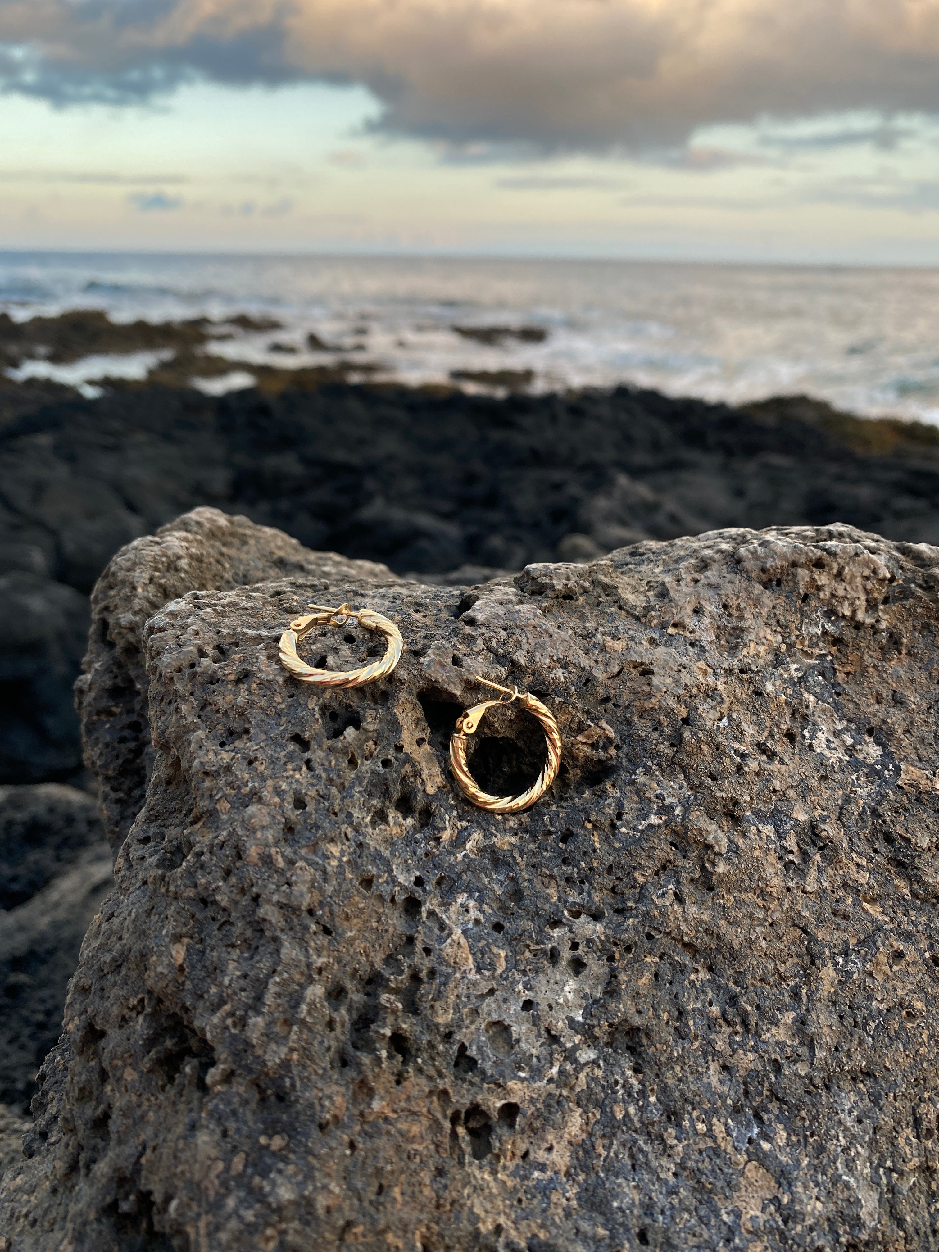 Twist Solid 14kt Gold Hoops